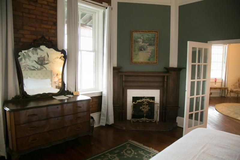 King Studio with Sofa Bed image 4