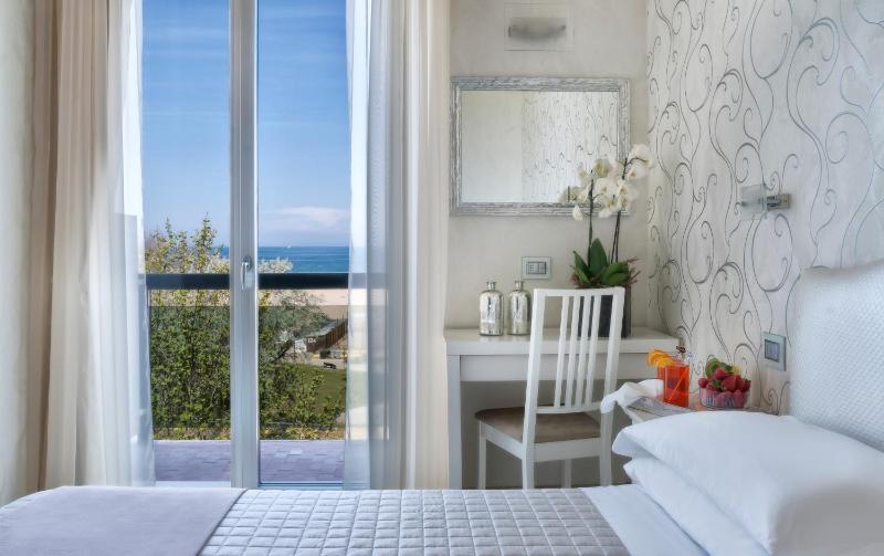 Superior Double Room with Sea View image 3