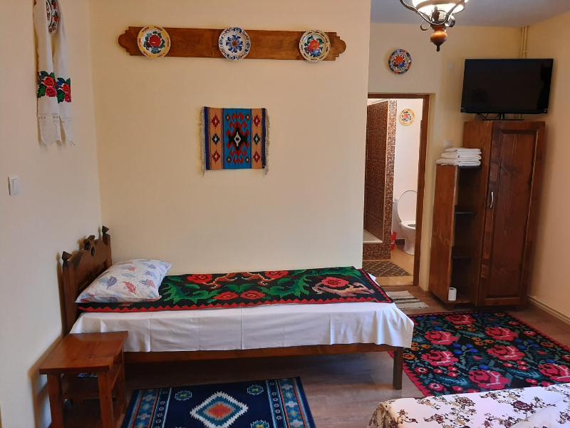 Triple Room with Private Bathroom image 3