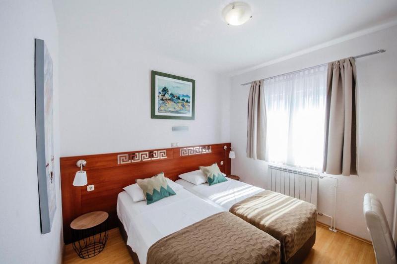 Three-Bedroom Apartment with Terrace and Sea View image 3
