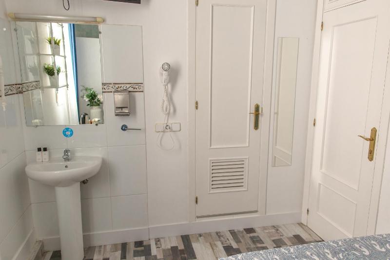 Single Room image 4