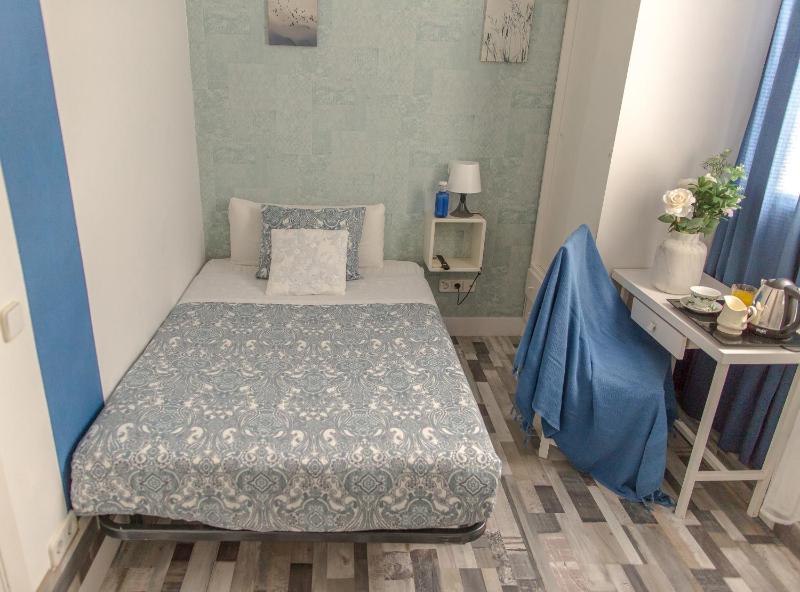 Single Room image 3