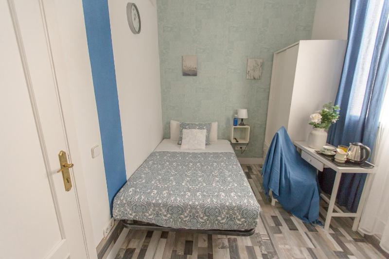 Single Room image 2