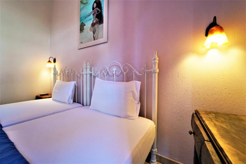 Deluxe Double or Twin Room image 3