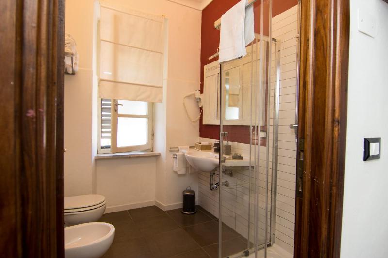 Classic Quadruple Room image 2
