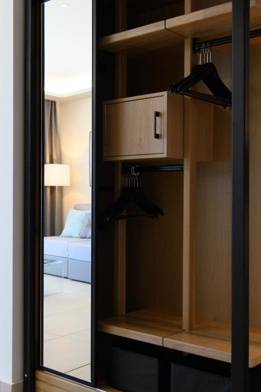 Deluxe Suite with Sea View image 4