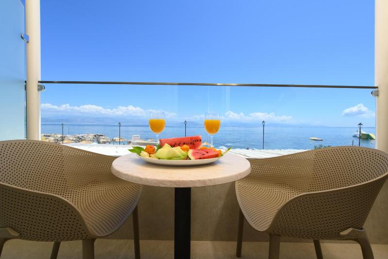 Deluxe Suite with Sea View image 2