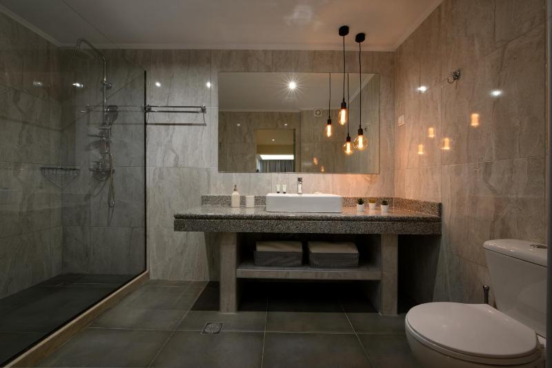 Deluxe Suite with Sea View image 3