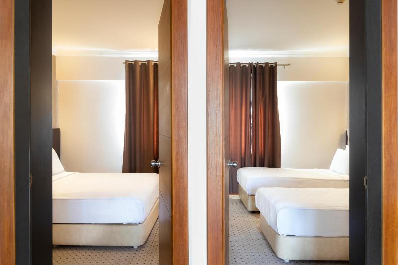 Executive Family Room image 3