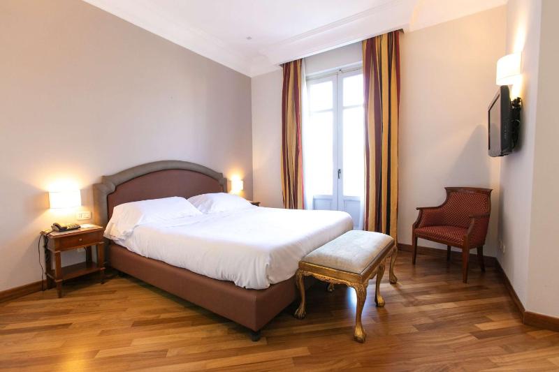 Deluxe King Room with Balcony image 4