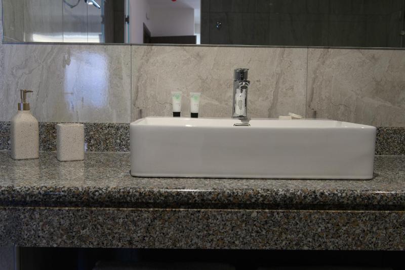 Queen Suite with Sea View image 3