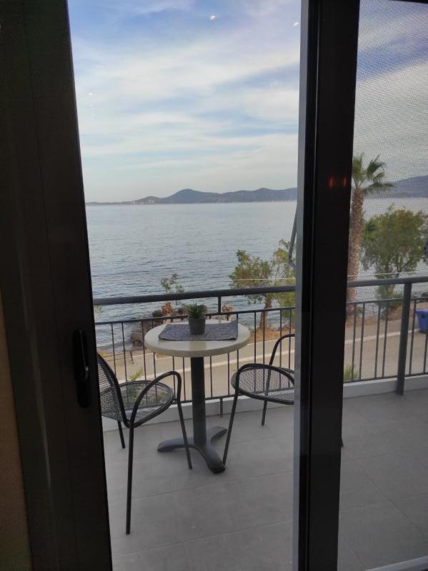 Double Room with Balcony and Sea View image 2