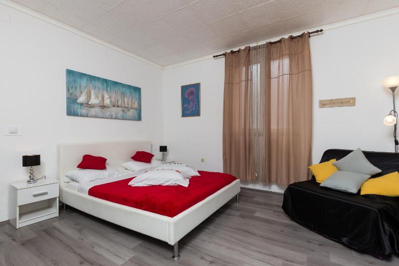 Studio Apartment with Terrace and City View image 3