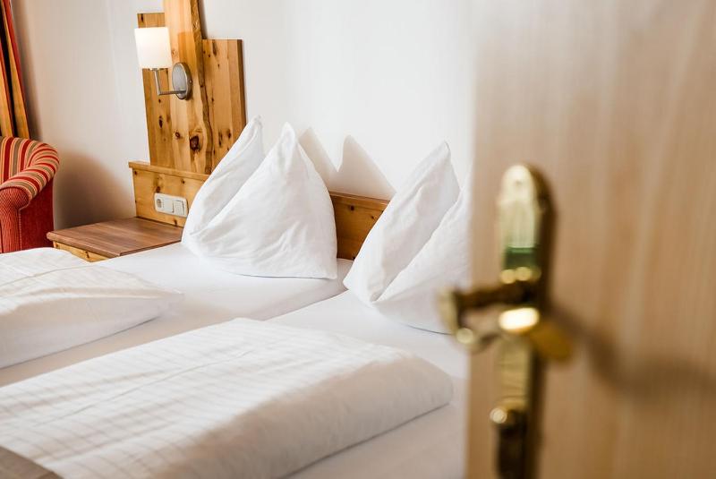 Deluxe Double Room with Balcony image 2
