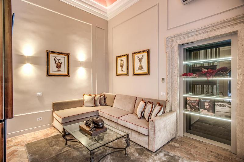 Luxury Suite with View image 3