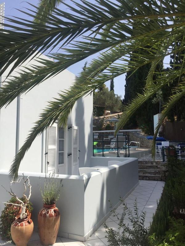 Double Room with Balcony and Garden View image 4