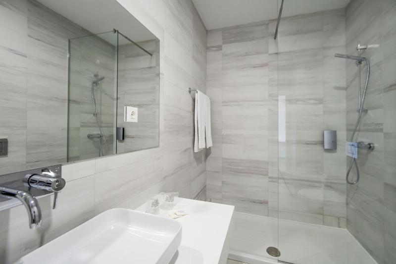 Standard Suite image 4