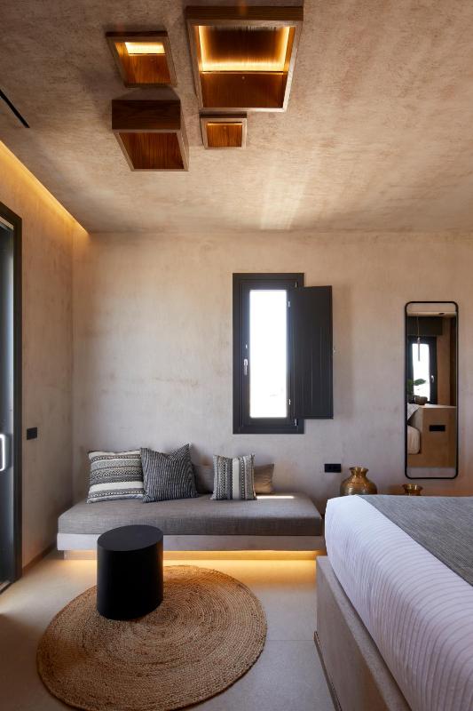 Panoramic Suite with Hot Tub image 3