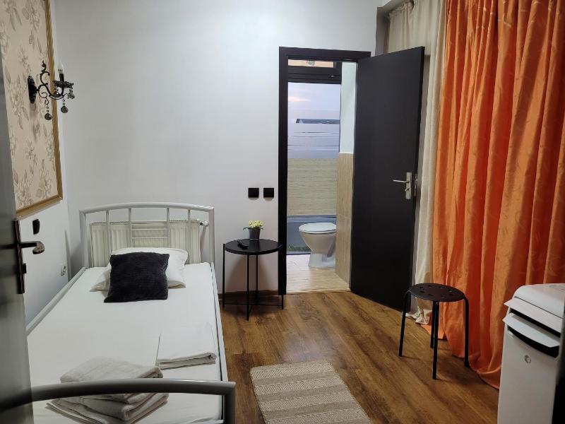Single Room with Bathroom image 3