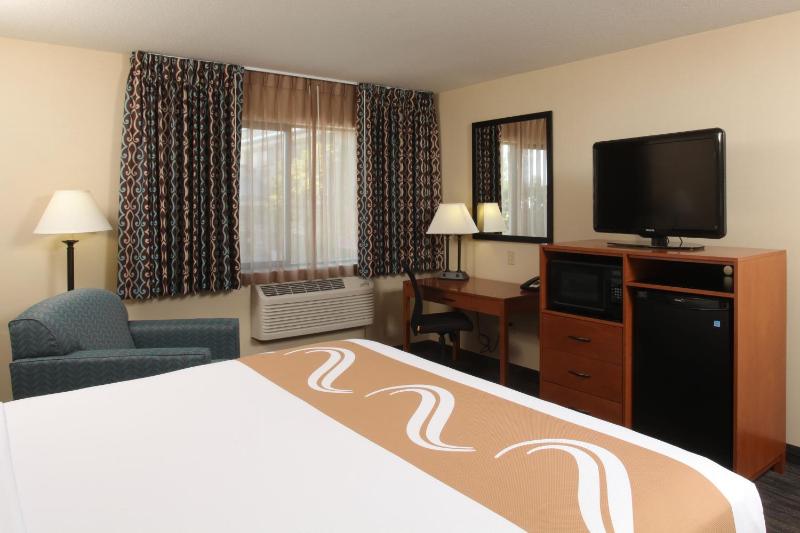 Queen Room with Two Queen Beds - Non-Smoking image 2