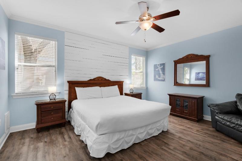 Six-Bedroom House image 2