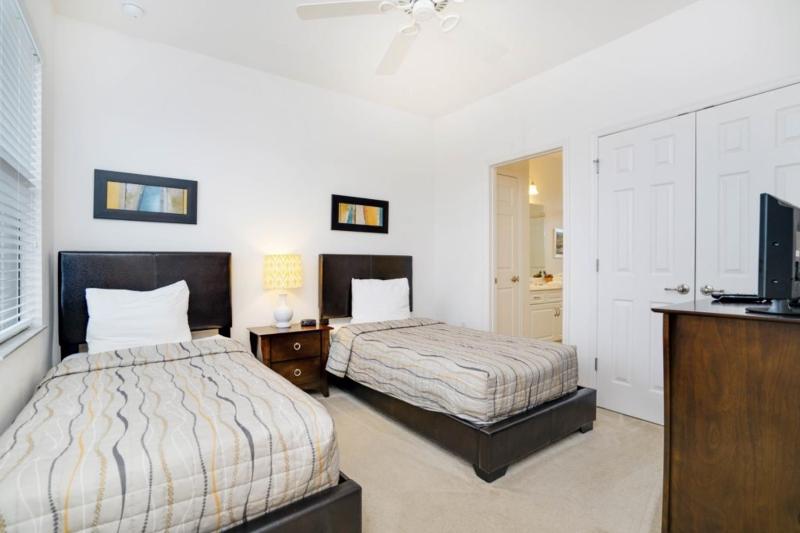 Beautiful 4 Bedroom Home Near Disney! villa - image 23