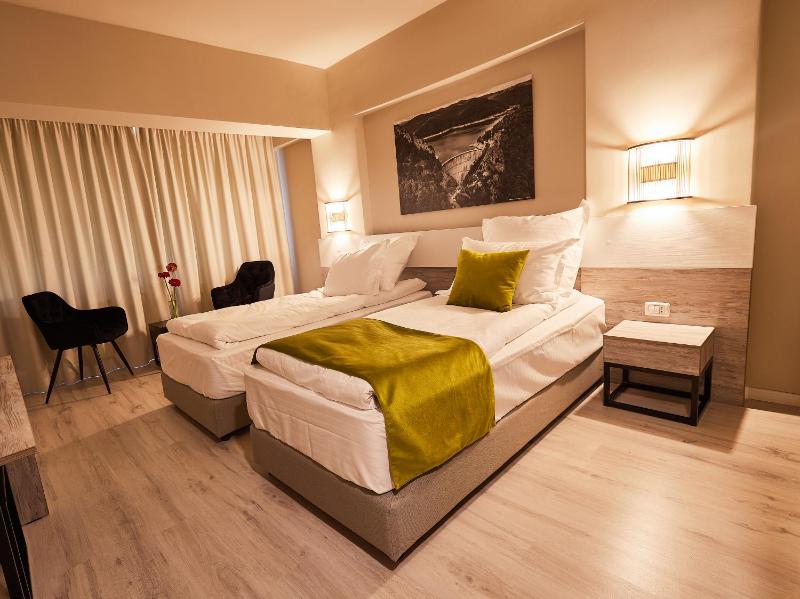 Standard Double/Twin Room image 4