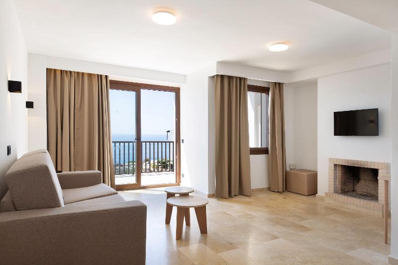 Suite 2 Bedrooms Sea View image 4