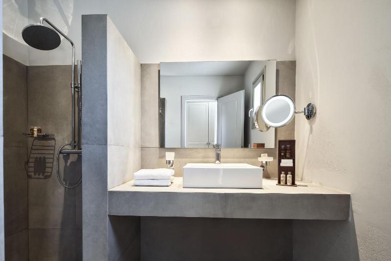 Deluxe Double Room with Sea View image 2