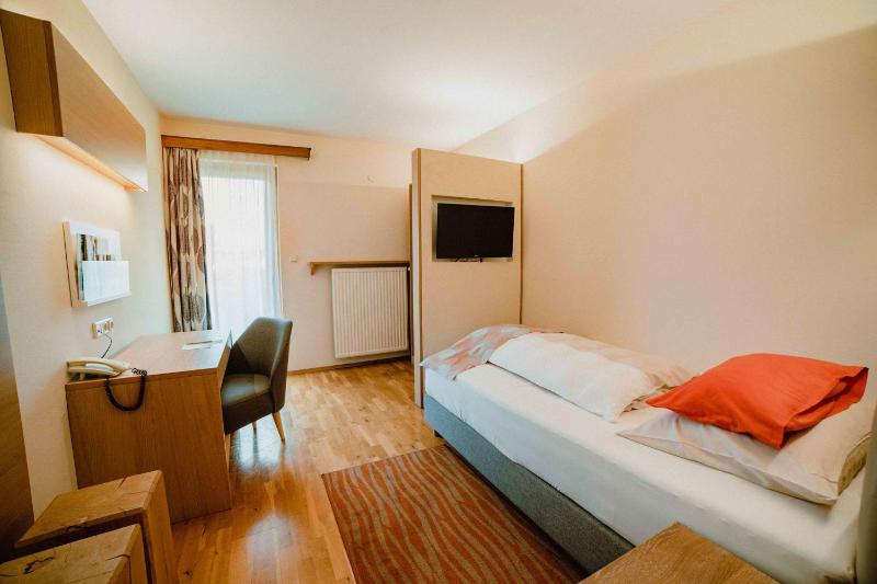 Standard Single Room image 4