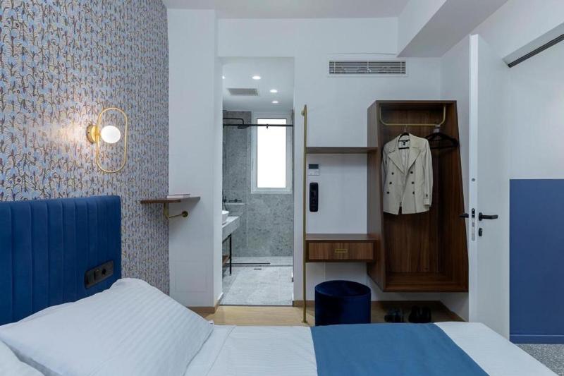 Family Suite with Balcony image 4