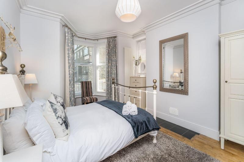 3 The Townhouse - image 7