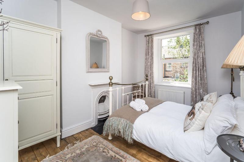 7 The Townhouse - image 6