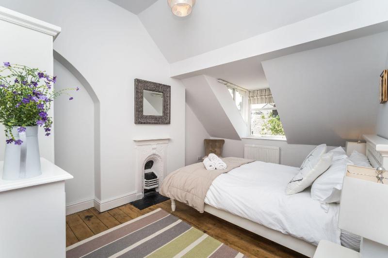 7 The Townhouse - image 15