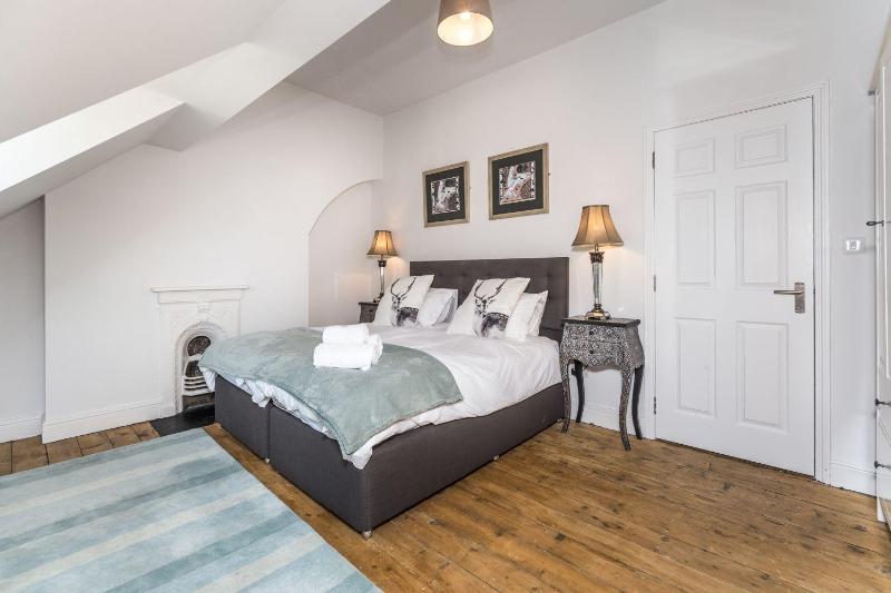 7 The Townhouse - image 12
