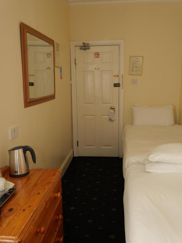 Twin Room with Shared Bathroom image 4