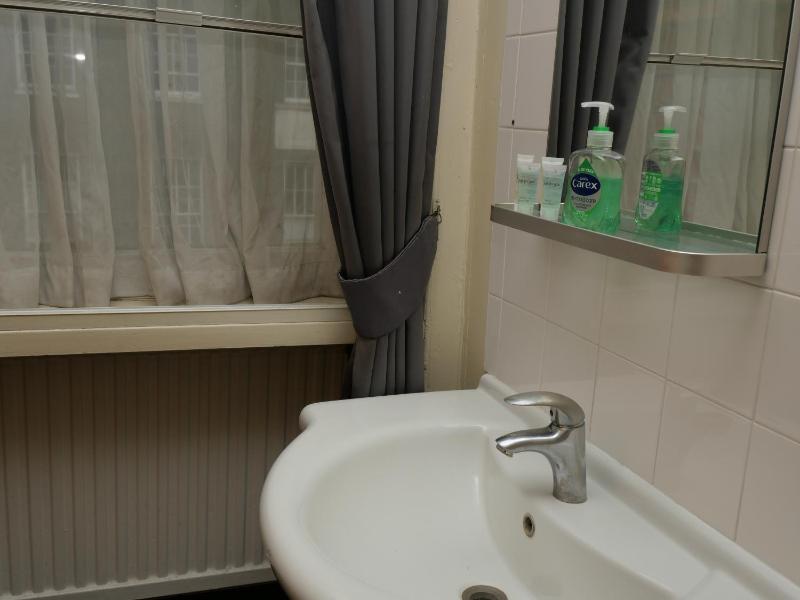 Twin Room with Shared Bathroom image 2