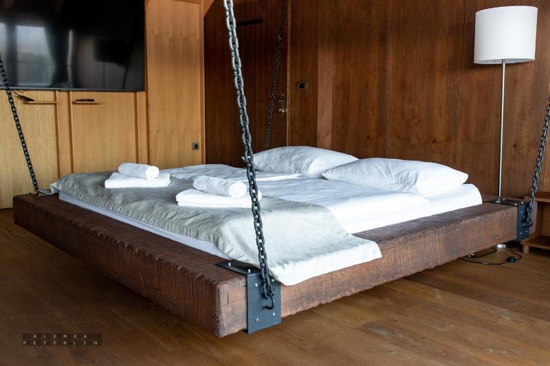 Deluxe Suite with Spa Bath image 2