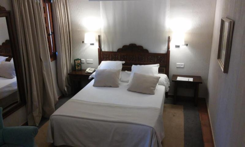 Standard Double Room image 3