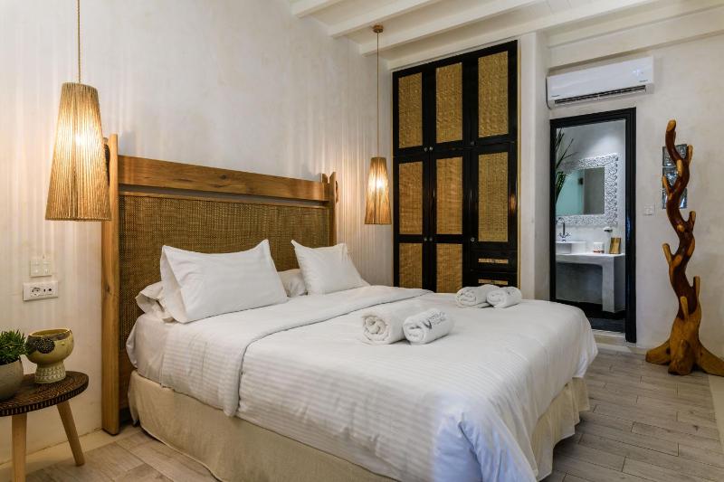 One Bedroom Suite with Sea View image 3