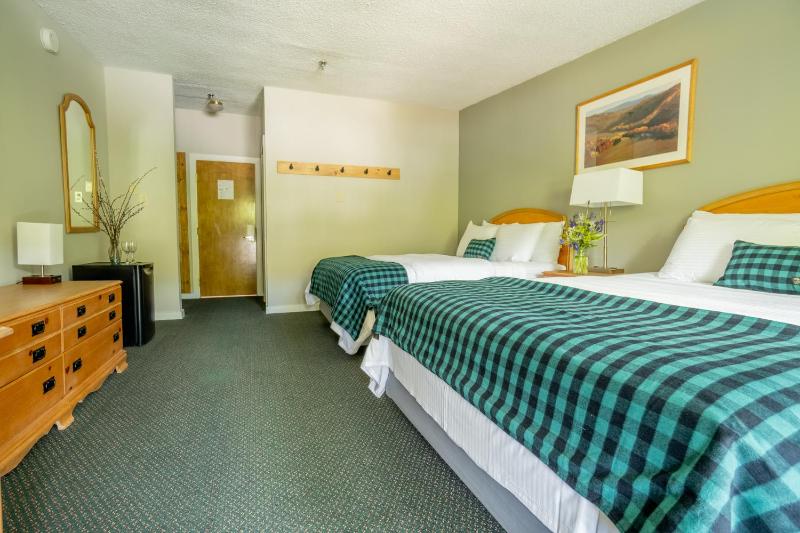 Mountain View Two Queen Beds With Balcony image 4