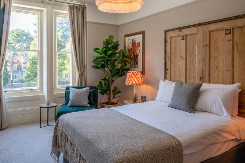 Superior King Room image 3