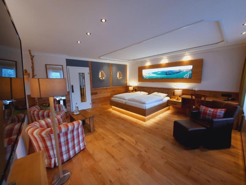 Double Room with Balcony image 3