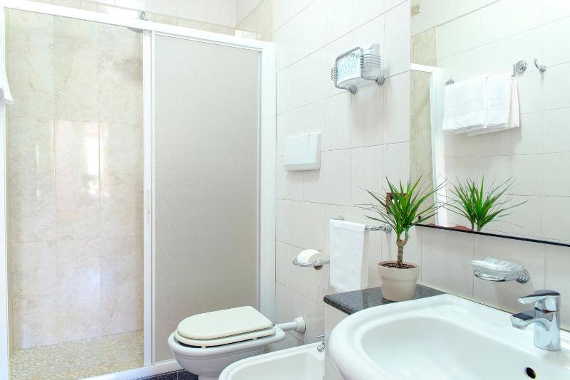 Twin Room image 3