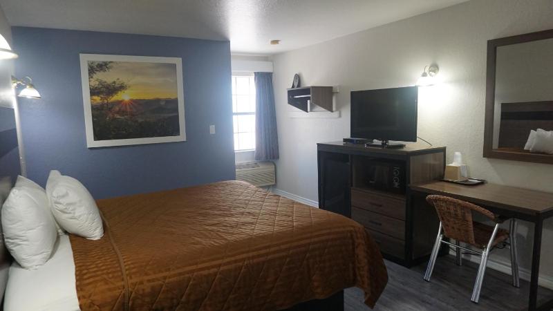 Standard King Room image 2