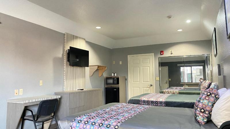 Island Suites Hobby Airport - image 5