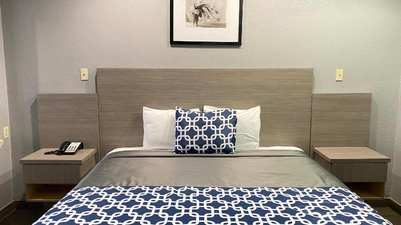 Island Suites Hobby Airport - image 10