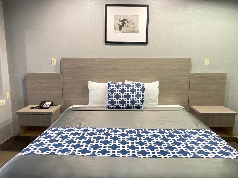 Island Suites Hobby Airport - image 12