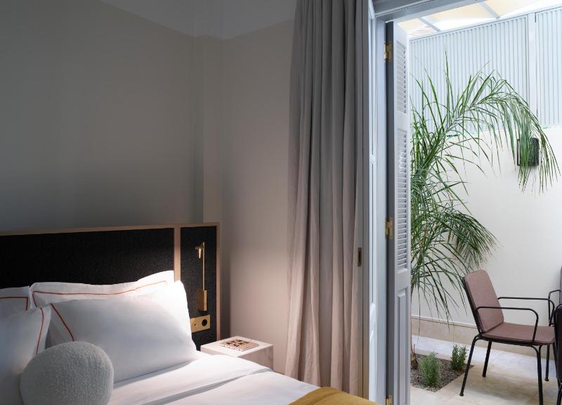 Studio Apartment image 2
