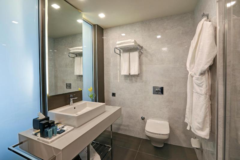 Deluxe King Room image 3